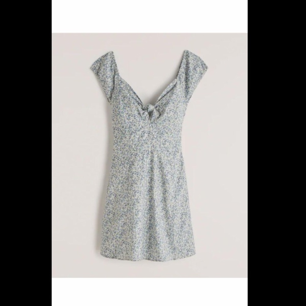 Abercrombie & Fitch M

Knot-Front Mini Dress, GREEN PATTERNKnot-Front Mini Dress